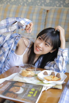 女性黑色蕾丝抹胸开叉短裙拔萝卜