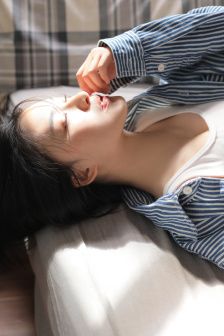 父母谈恋爱被女儿撞见瞬间害羞